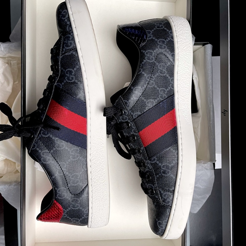 Gucci Men's Ace GG Supreme sneaker in a size 8 which is equivalent to a 8.5 US.
